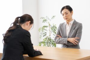 ビジネスマナーの誤りについて叱責される若手社員